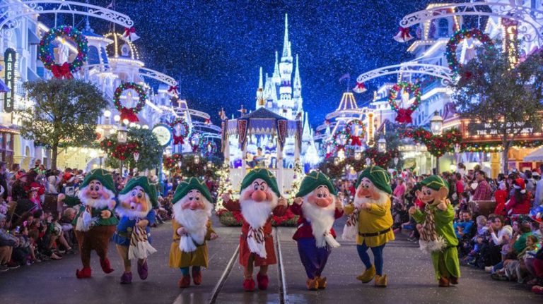 Travelzoo and Disney Offer Exclusive Live View of Christmastime Parade