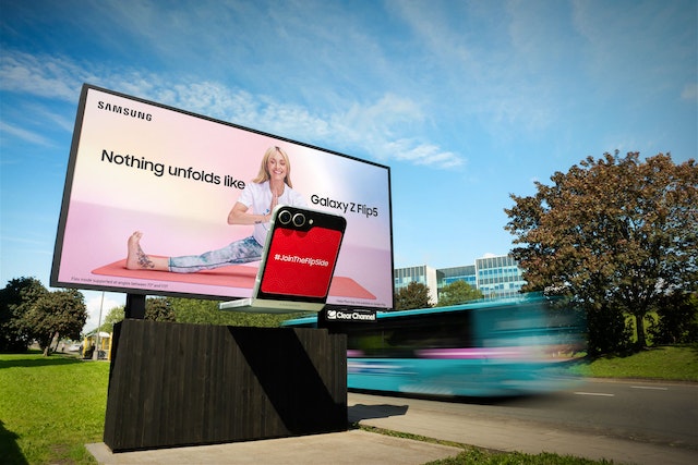 Samsung Campaign Uses Digital Billboard to Hang 3D Foldable Phone