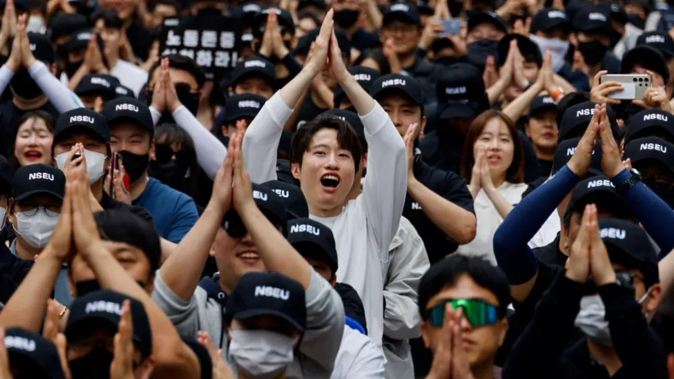 (photo)REUTERS Image caption, National Samsung Electronics Union members held a rally last week. Image Source: Reuters
