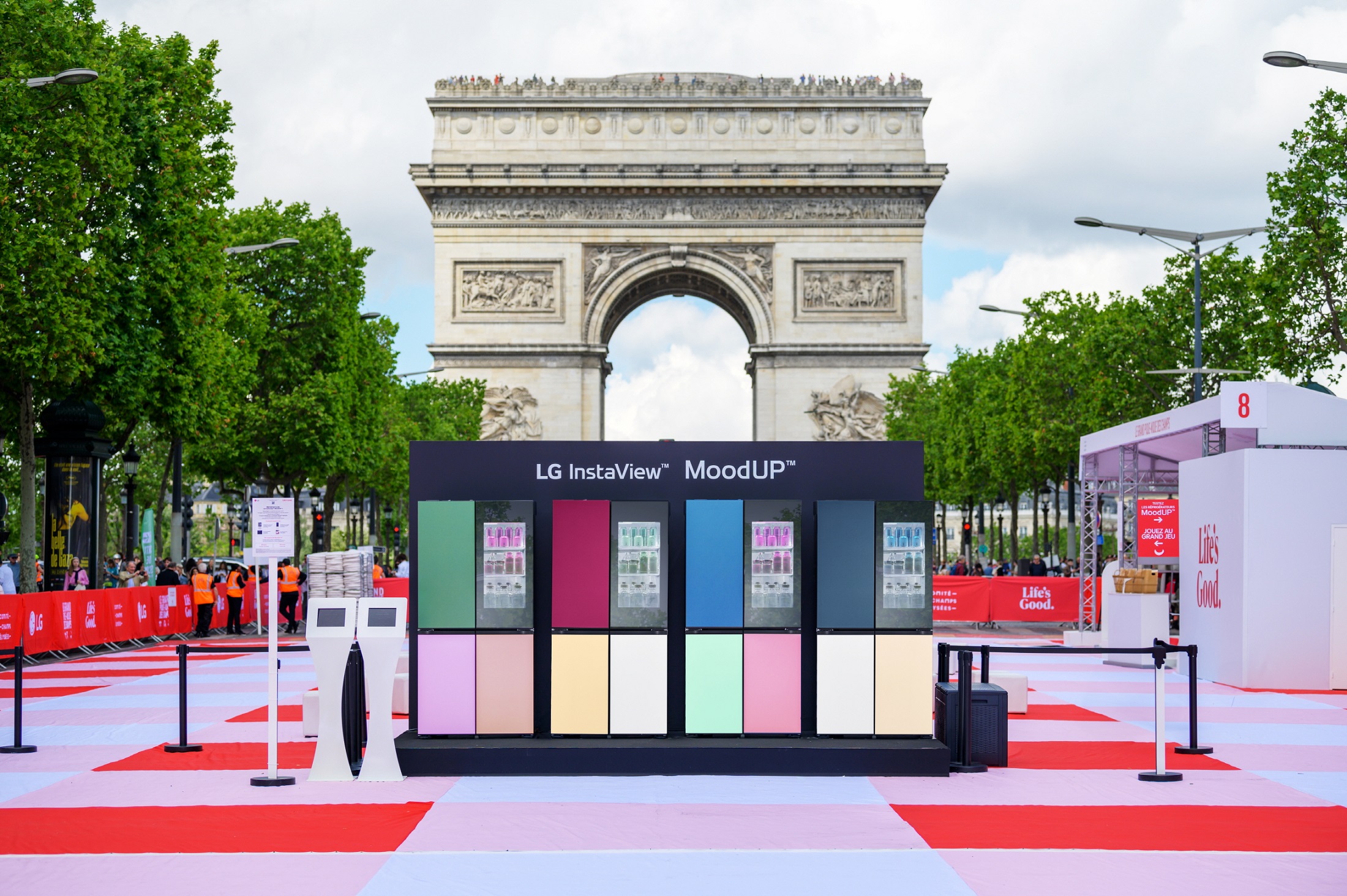 LG Electronics held an experience event on the 26th (local time) on the Champs-Elysees Street of the landmark in Paris to announce the launch of the "Mood Up Refrigerator" in France. More than 4,000 people visited the event.