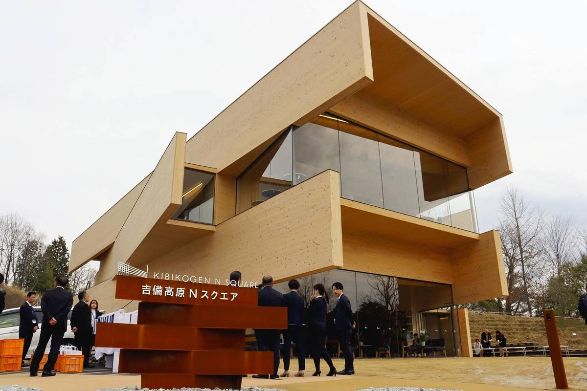 The structure of Kibikogen N Square in Kibi-Chuo, Okayama Prefecture, uses cross-laminated timber made of hinoki cypress from the prefecture, designed by Kengo Kuma. Image Source: The Yomiuri Shimbun via The Japanese News